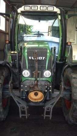 Przód ciągnika rolniczego używanego marki Fendt wersja 402 Vario 