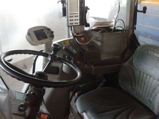 Joystick wielofunkcyjny i terminal Vario kolorowy w używanym ciągniku rolniczym Fendt 716 Vario