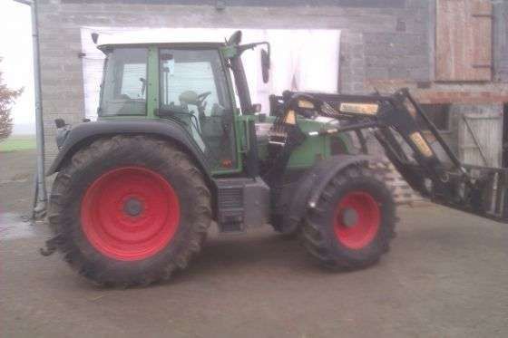 Fendt 412 Vario z 2006 roku wyposażony w ładowacz czołowy Stoll Robust 