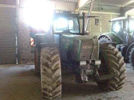 Używany ciągnik Fendt 822 stojący obok innego ciągnika marki Fendt od www.korbanek.pl