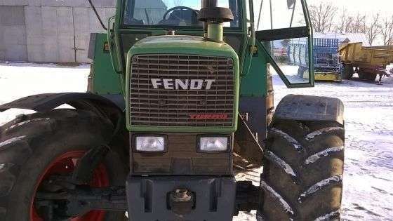 Przód traktora używanego Fendt 310 z logo producenta 
