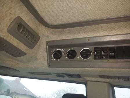 Instalacja radiowa w kabinie używanego rolniczego ciągnika Fendt Farmer 309