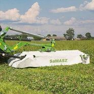 Tylna kosiarka dyskowa KDTC firmy Samasz podczas koszenia trawy na łące