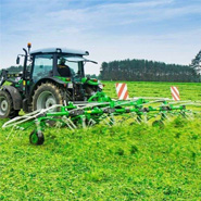 Zielony przetrząsacz zawieszany Samasz model P6 podczas pracy - przetrząsa trawę