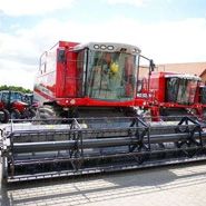 Nowy kombajn zbożowy Massey Ferguson Delta zdjęcie od przody widoczny szeroki heder