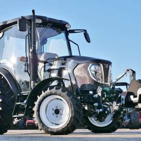 Traktor komunalny 3055 Black Limited Edition z przednim tuzem 