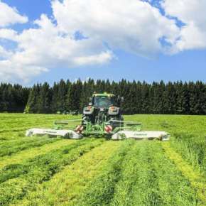 Widok od tyłu ciągnika rolniczego koszącego trawę kosiarkami dyskowymi MegaCUT firmy Samasz  www.korbanek.pl