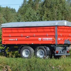 Czerwona wywrotka rolnicza tandem o ładowności 12 ton firmy Metal-Fach model T730/3 z nadstawkami