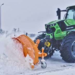 Widok boczny pomarańczowego pługa do śniegu Olimp 330 firmy Samasz zaczepionego na przedni podnośnik zielonego traktora www.korbanek.pl