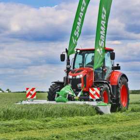 Czerwony traktor rolniczy KUBOTA kosi użytek zielony kosiarką TORO firmy Samasz podczas pokazów polowych www.korbanek.pl