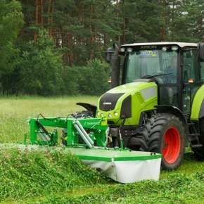 Zielony ciągnik rolniczy kosi koniczynę kosiarką przednią bębnową K4BF300 firmy Samasz www.korbanek.pl