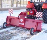 Czerwony tylny pług spychacz do śniegu T017 firmy Hydramet zaczepiony do czerwonego ciągnika korbanek.pl