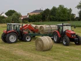 Ciągnik rolniczy Massey Ferguson 5455 112 KM w pracy na polu baloty siana korbanek