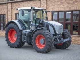 Czarny traktor Fendt 936 z 2013 roku zdjęcie z lewej strony na tle klinkierowej ściany z dużymi oknami