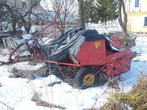 prasa kostkująca Welger AP 45 1980 r przykryta plandeką i okryta śniegiem