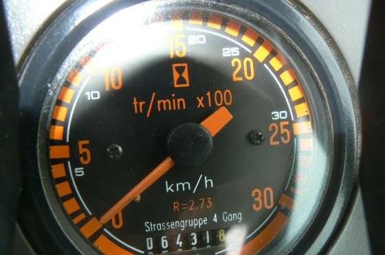 Informacja o motogodzinach ciągnika Renault 110.54 pokazana na wskaźniku 