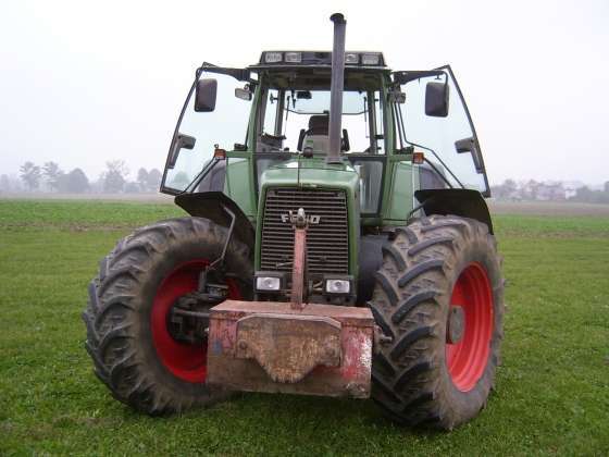 Używany traktor rolniczy Fendt 824 Favorit widok na przód zadbanego ciągnika 