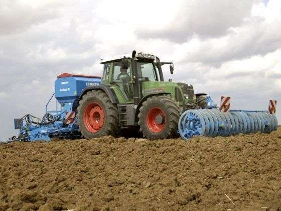 Używany traktor rolniczy Fendt 718 Vario podczas pracy z siewnikiem Lemken oraz wałem uprawowym