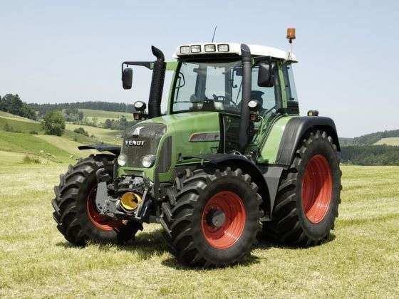 Niemiecki używany traktor Fendt 415 Vario na łące 