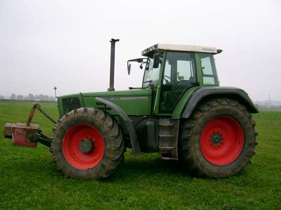 Zadbany ciągnik rolniczy marki Fendt seria 824 z 1996 roku zaprezentowany na polu z uniesionym obciążnikiem przednim 