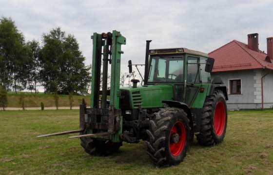 Traktor używany rolniczy Fendt 312 z uniesionym nośnikiem