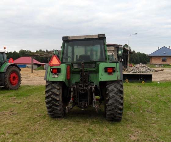 Używany ciągnik rolniczy Fendt 312 widok na tył pojazdu zaprezentowany w gospodarstwie