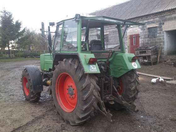 Zadbany ciągnk rolniczy Fendt 309 w zabudowaniach gospodarczych 