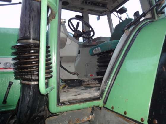 Kierownica i siedzenie kierowcy we wnętrzu kabiny używanego ciągnika rolniczego Fendt 926 