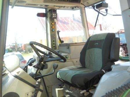 Komfortowe siedzenie kierowcy w kabinie ciągnika rolniczego Fendt 309 Ci
