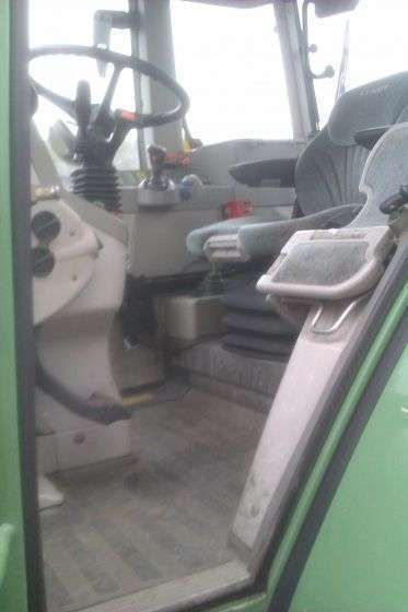 Wnętrze komfortowej kabiny w ciągniku rolniczym Fendt 412 Vario widok na kierownicę i siedzenie kierowcy 