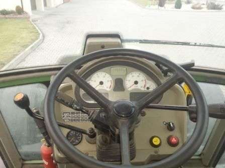 Widok z siedzenia kierowcy ciagnika używanego Fendt 309 Farmer na kierownice i deskę rozdzielczą 