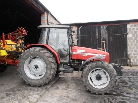 Używany Ciągnik rolniczy Massey Ferguson 4270 110 KM z podczepionym opryskwiaczem