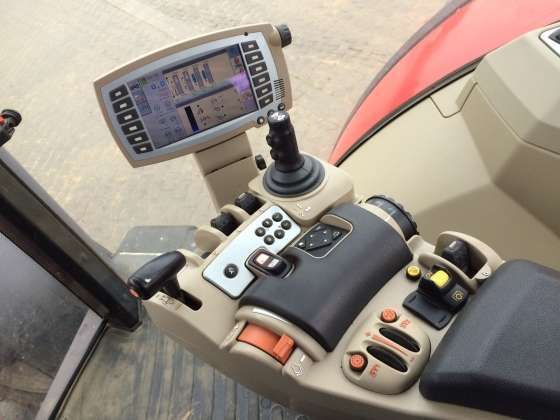 Przybliżenie wewnątrz kabiny traktora Massey Ferguson 8680 na podłokietnik z monitorem