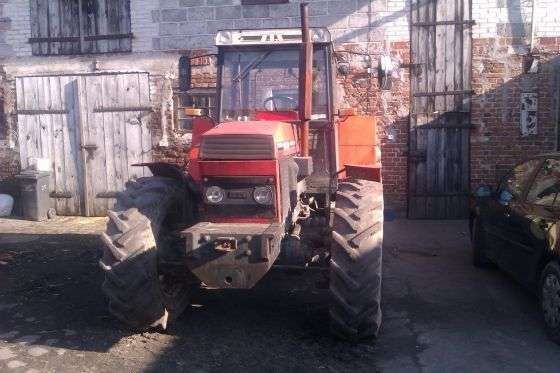 Przód używanego czerwonego traktora rolniczego ZTS 16245