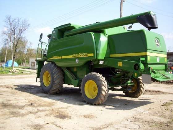 Widok z boku i tyłu kombajnu John Deere WTS 9680.