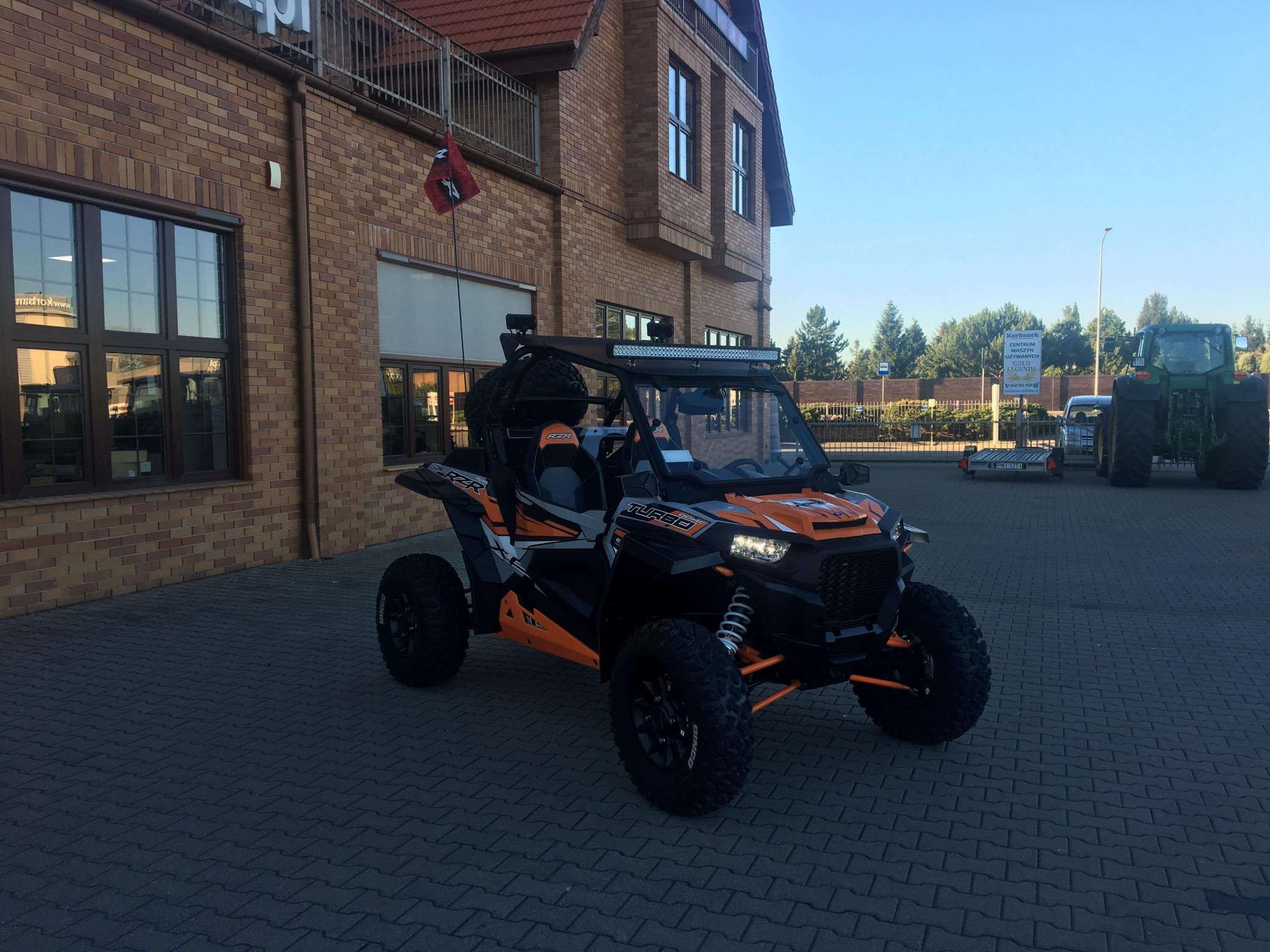 używany Polaris RZR XP Turbo EPS - Limited Edition na tle budynku salonu