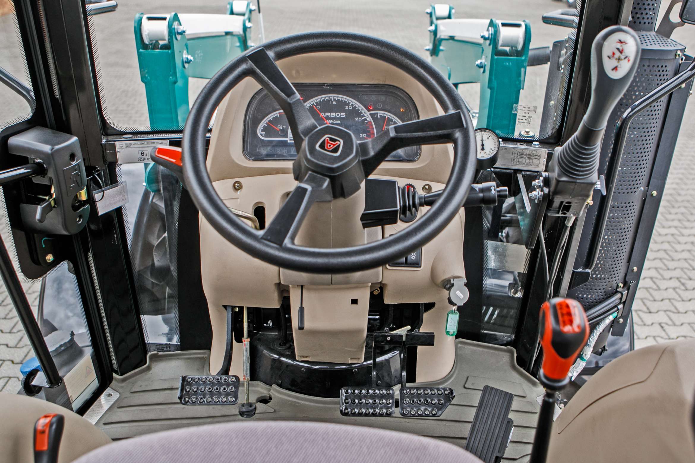 Wnętrze ciągnika Arbos 4100 z deską rozdzielczą i joystickiem do sterowania ładowaczem czołowym