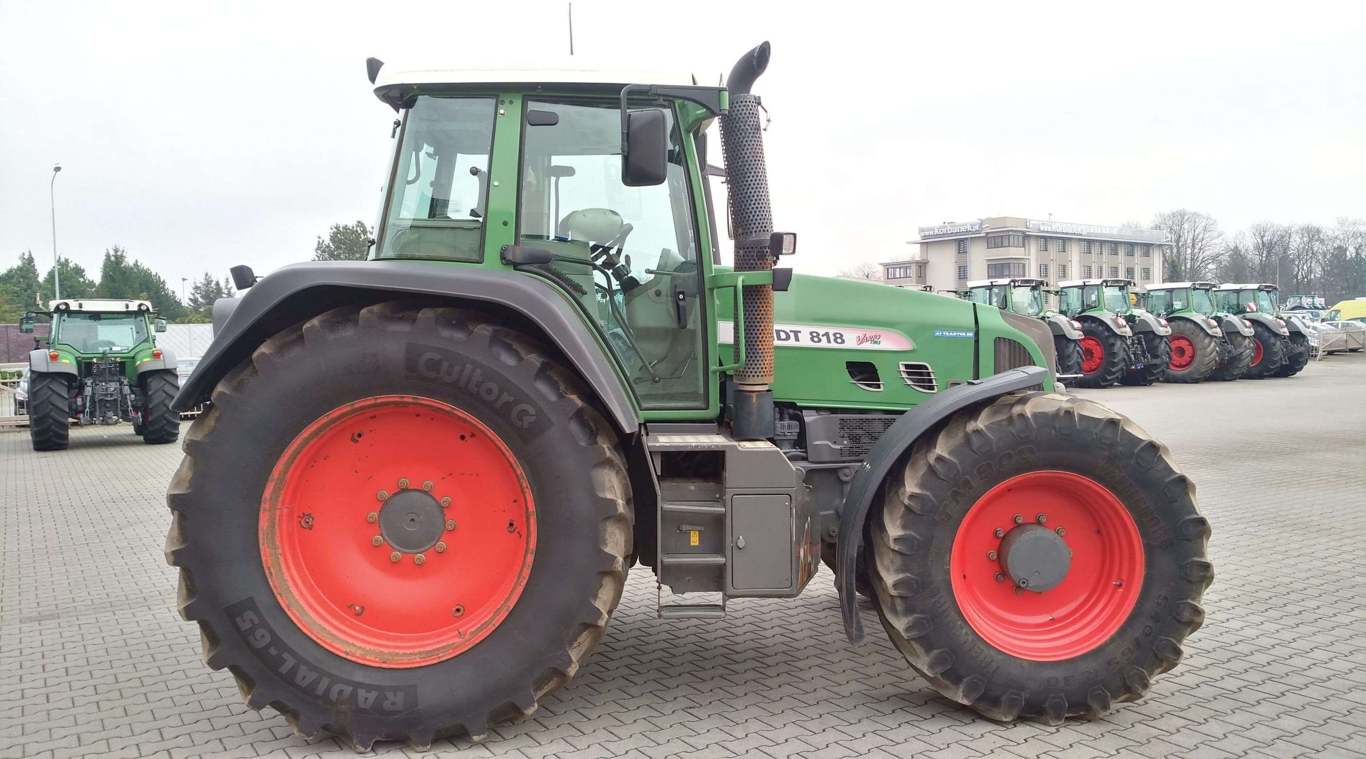 Traktor Fendt 818 na tle placu maszyn 