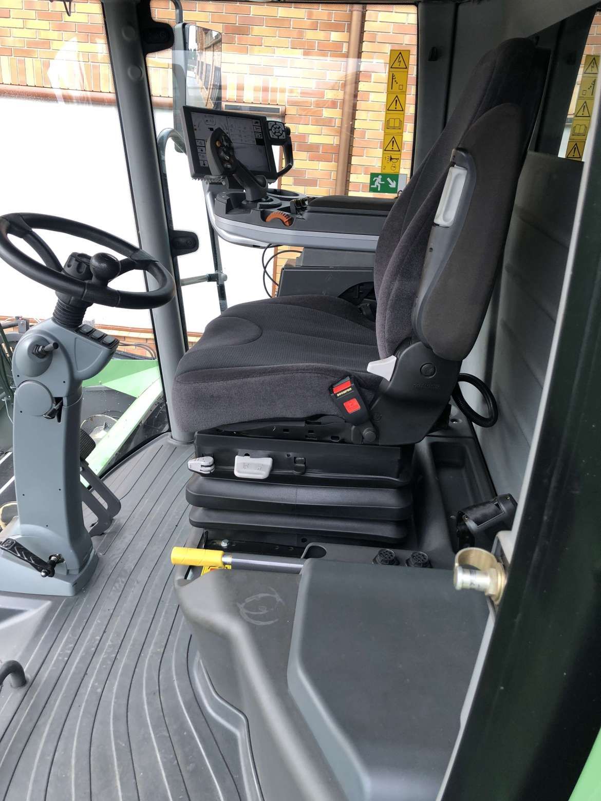 Pneumatyczny komfortowy fotel kierowcy w kabinie używanego kombajnu Fendt 6335 C