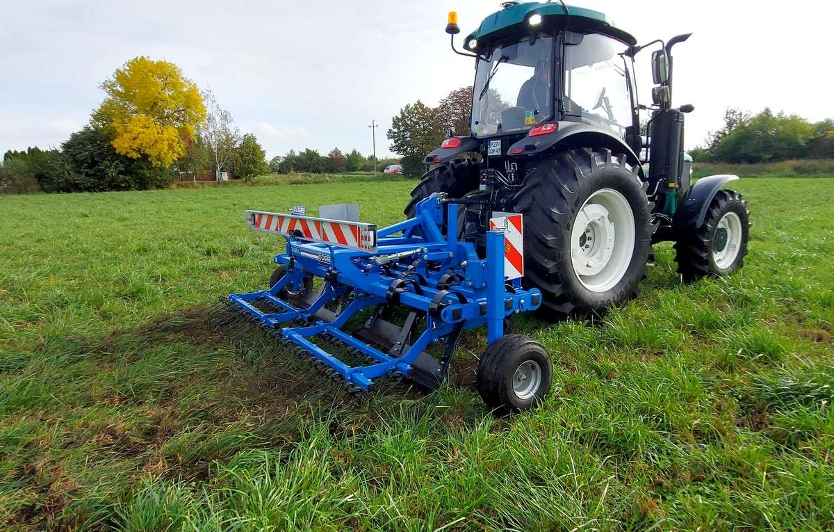 Regeneracja łąk i pastwisk jest łatwa i szybka również dzięki ciągnikowi