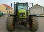 Traktor marki Claas model Ares 826 na placu