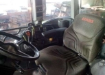 Regulowana kolumna kierownicy, pneumatyczny fotel operatora w klimatyzowanej i ogrzewanej kabinie w traktorze CLAAS Ares 657 