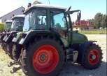 Traktor rolniczy używany marki Fendt 307 stojący w jednym szeregu z innymi ciągnikami marki Fendt 