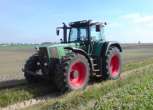 Używany traktor rolniczy Fendt 926 Vario jadący polną drogą 