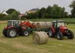 Ciągnik rolniczy Massey Ferguson 5455 112 KM w pracy na polu baloty siana korbanek