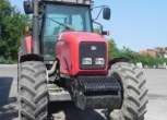 Przód traktora rolniczego Massey Ferguson 8220 z obciążnikim przednim