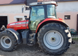 Ciągnik Massey Ferguson 6480 na placu od boku