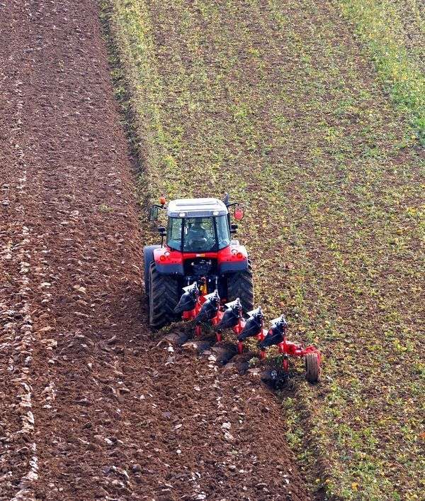 orka ciągnik rolniczy Massey Ferguson z pługiem obrotowym Gregoire Besson