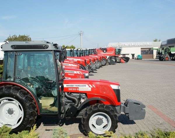 wystawa ciągników rolniczych Massey Ferguson i kombajnów zbożowych na placu firmy korbanek