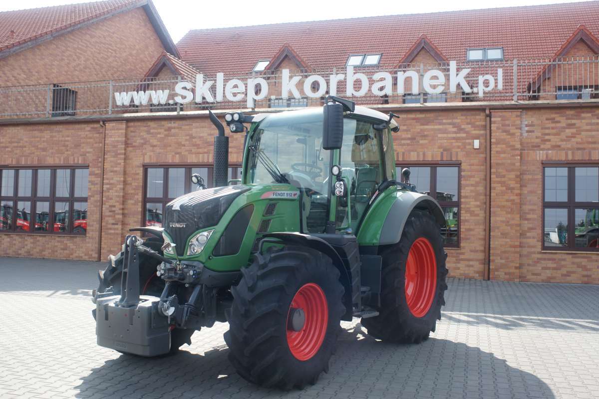 Plac firmy Korbanek z z dużą ilością traktorów Fendt nowych i używanych 
